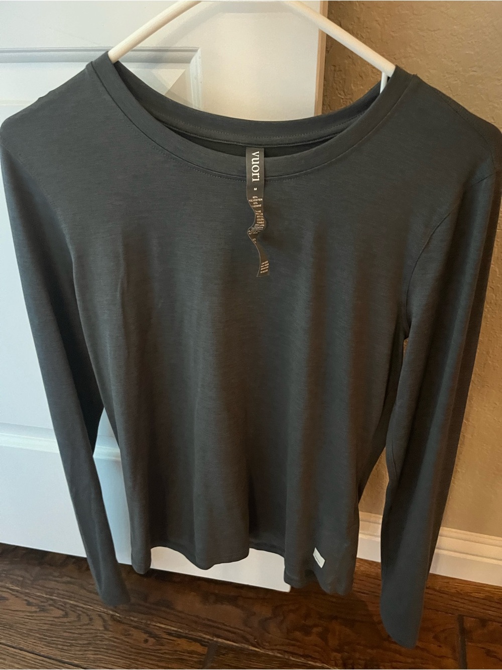 Vuori Long Sleeve Crewneck Top in Charcoal - Picture 2 of 2